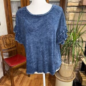 UNIVERSAL THREADS SIZE LARGE SHORT SLEEVE DISTRESSED NAVY BLUE TOP WITH A RUFFLE